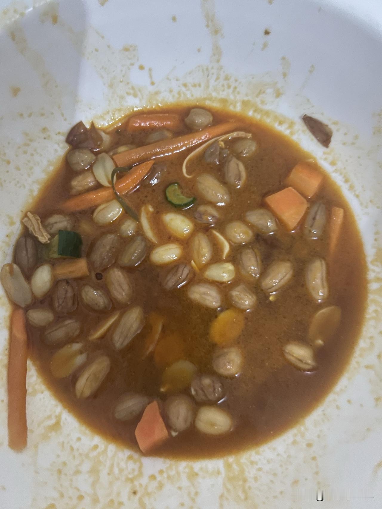 夏天买凉菜也要注意了，凉菜居然用卤油拌的。好好的凉菜成了油腻重口味，大家去卤味店