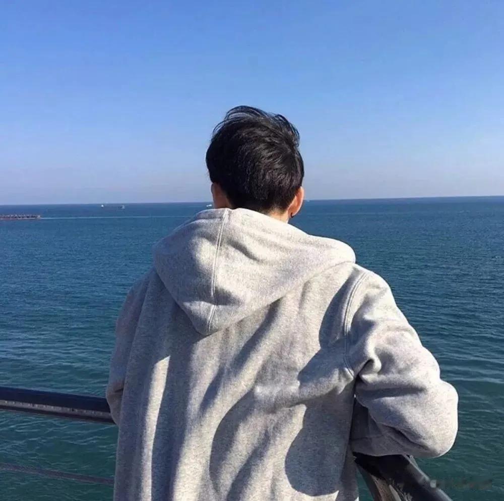 我在网上偶然相识了一个有钱的女人，她的丈夫已经离世，给她留下了巨大的财富。我们的
