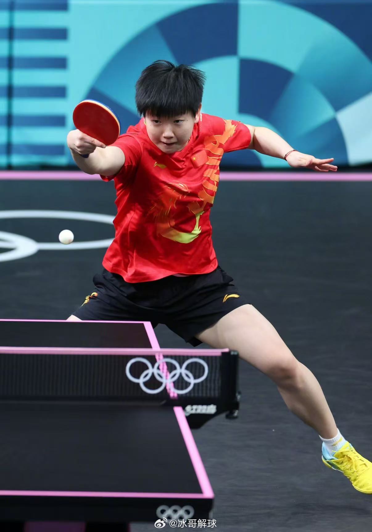 孙颖莎挥拍书写青春奋斗传奇WTT新加坡大满贯成功卫冕，赛场沉稳果敢、关键球强势出