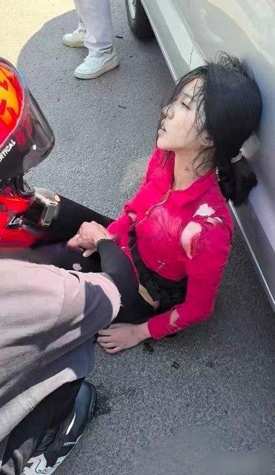 刚才骑机车有多么炫，现在坐地上就多么痛 
