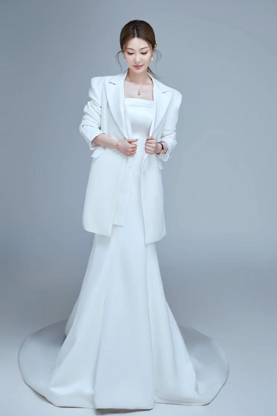 终于拍了这组“把野心穿在身上”的白色礼服西装形象照！🤍 妆造上，化妆师为我打造