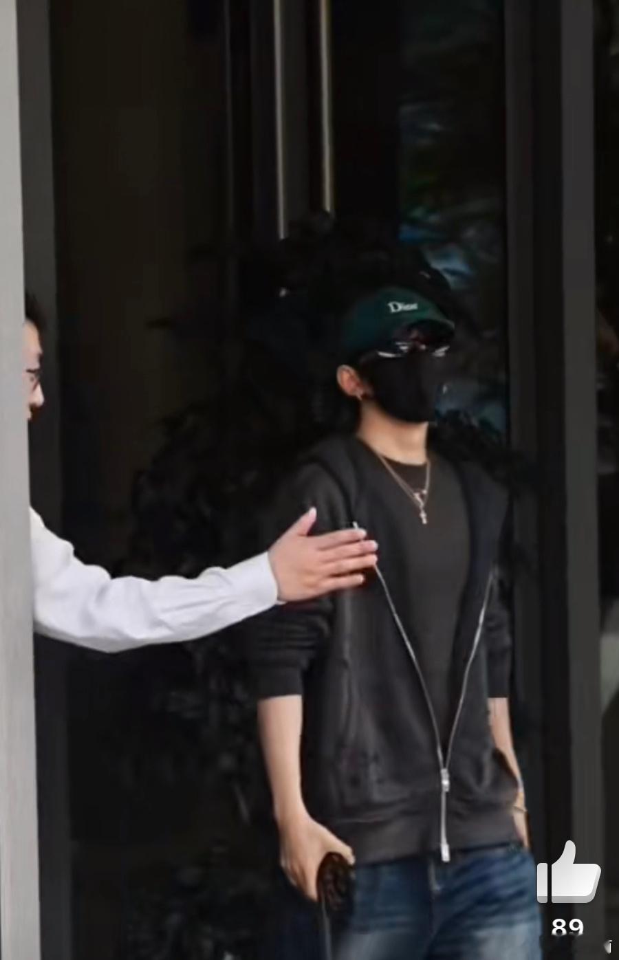 邓为南京到达机场路透，期待28号迪奥活动新造型！ 