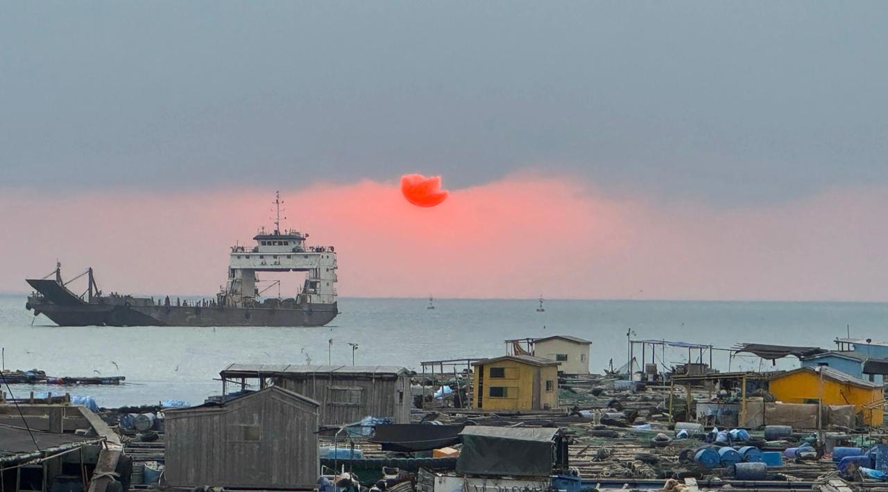 海边、沙滩、阳光、清风。你是否曾为此驻足？留下串串美妙的回忆？

听海浪低吟，看
