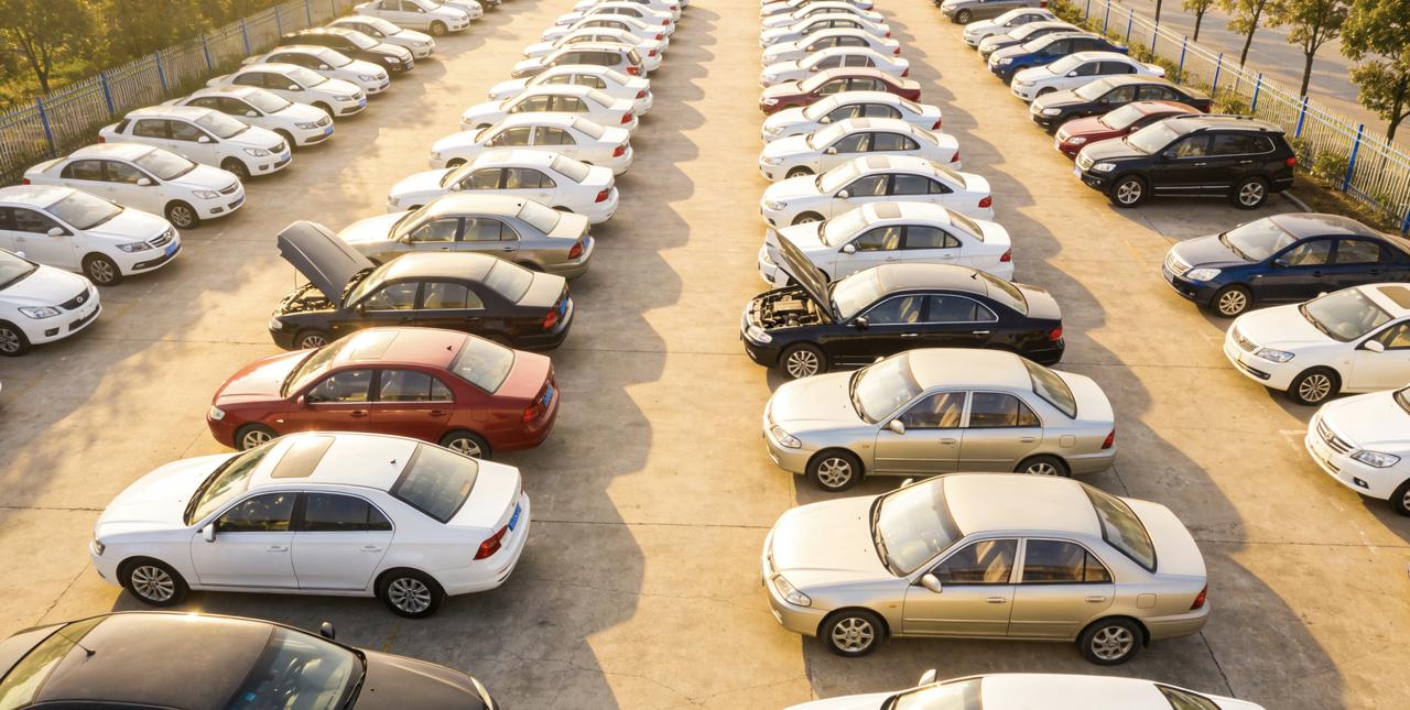 几乎所有的二手车贩子都跟你说我们普通老百姓买车买一辆几万块钱的二手车就够用了，又