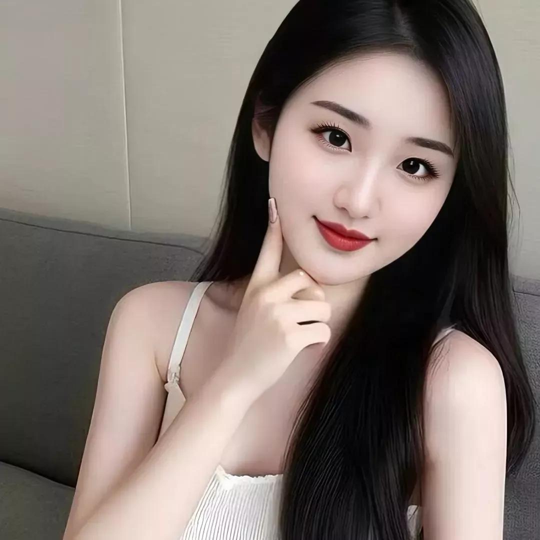 白衣素手轻抚，玉颜含笑妩媚。玉娇颜 气质红妆女子 玉颜轻纱 粉纱花衣美人 粉裳娇