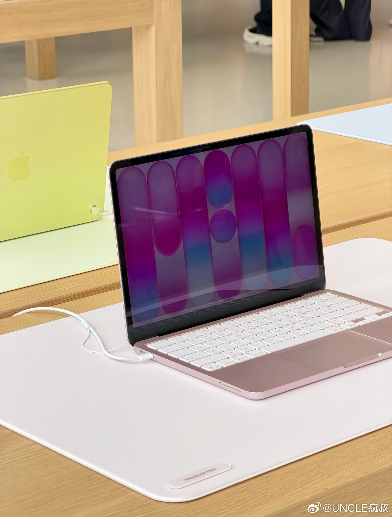 Apple Store盛放MacBook Neo的这块垫子是找爱马仕定制的垫子，