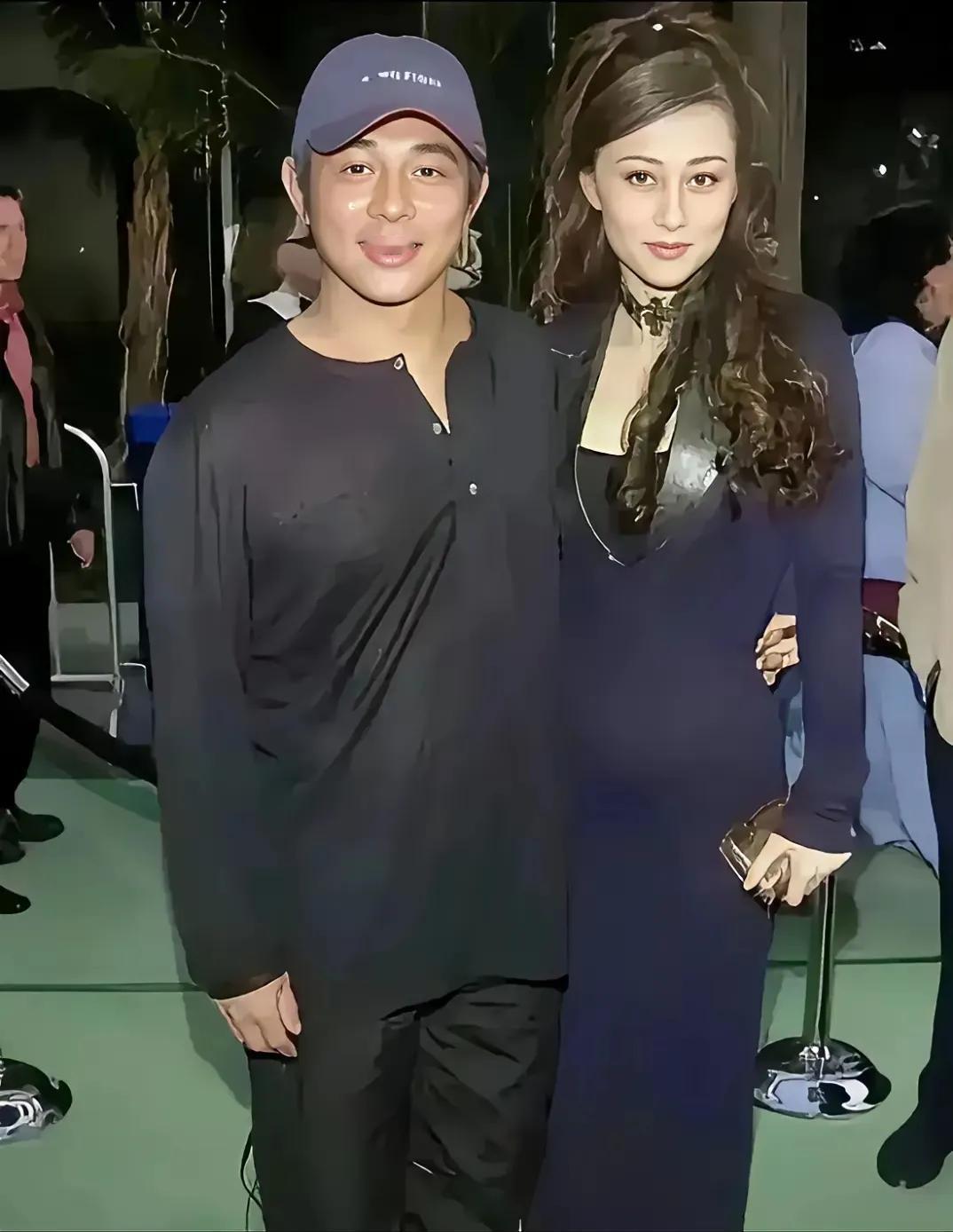 李连杰当年为什么会抛弃黄秋燕选择利智呢？
网友总结了几个原因。
1.两个人同病相