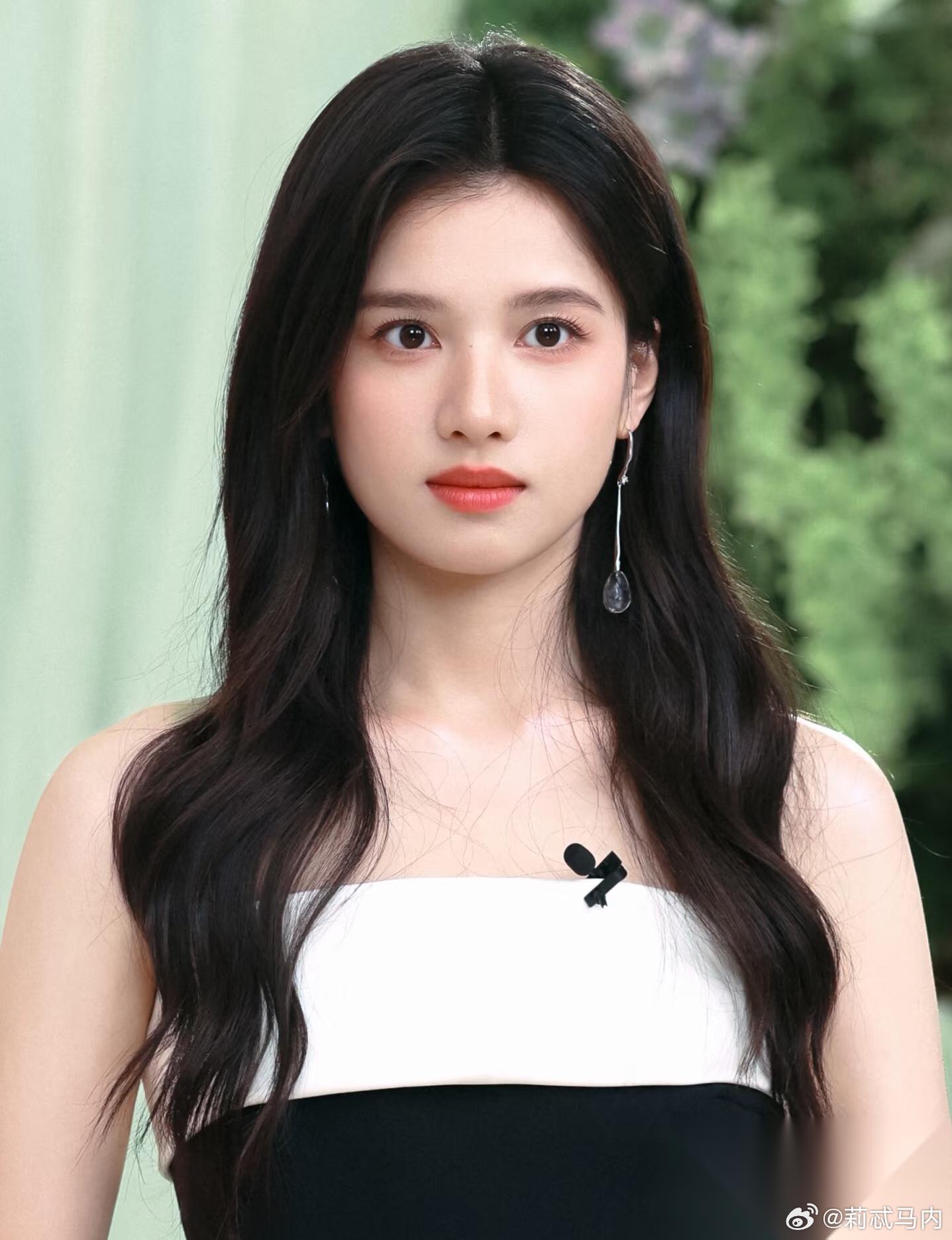 我发现张婧仪有个很严重的问题，那就是她演公主和大小姐很出圈，但是却演不好落魄穷姑