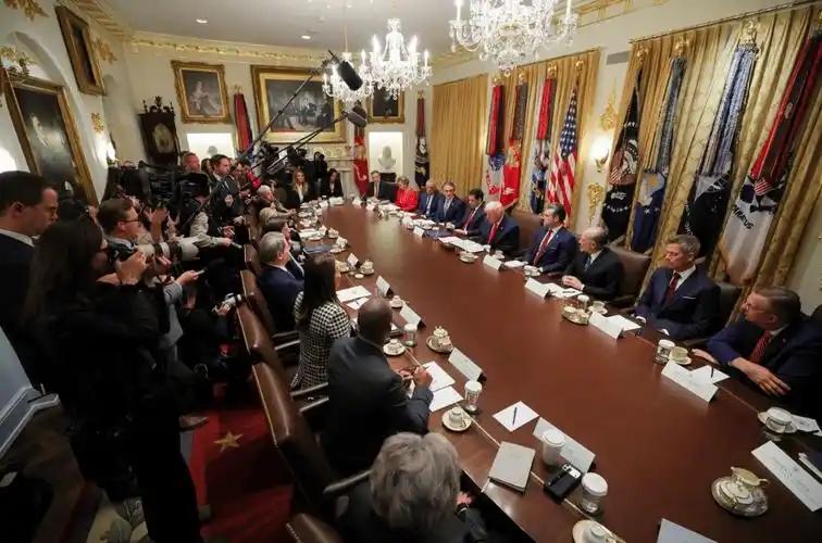 美国政坛最近闹出一件全网热议的怪事，堂堂国家内阁核心会议，全程镜头全开直播到底。