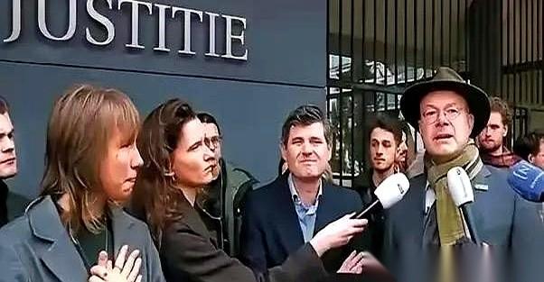 这一次，要被拎出来当“鸡”的，是荷兰。
全球顶级的芯片光刻机，只有他家能造。三十