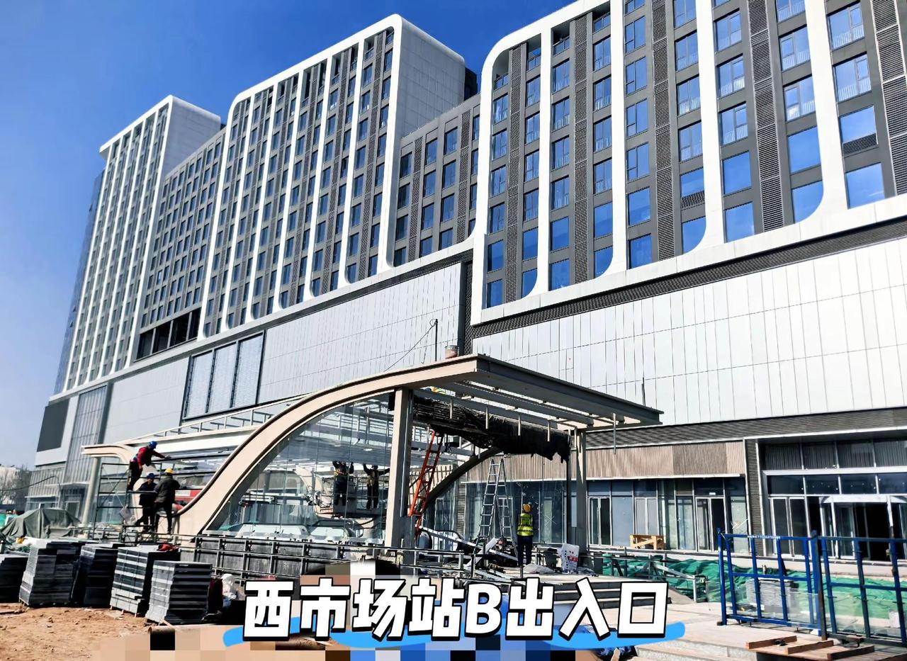 济南地铁6号线西市场站出入口已现雏形。西市场站位于槐荫区纬十二路与经一路交叉口东