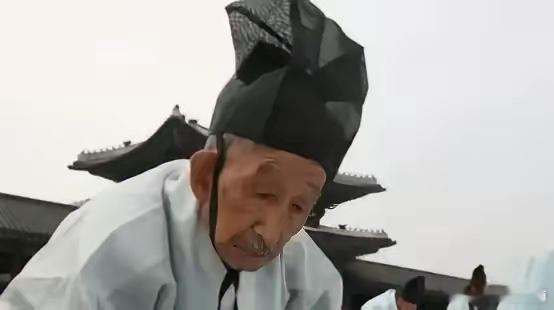 1138年科举考试结束，赵构发现探花是一名白发苍苍的老人，在得知对方已73岁高龄