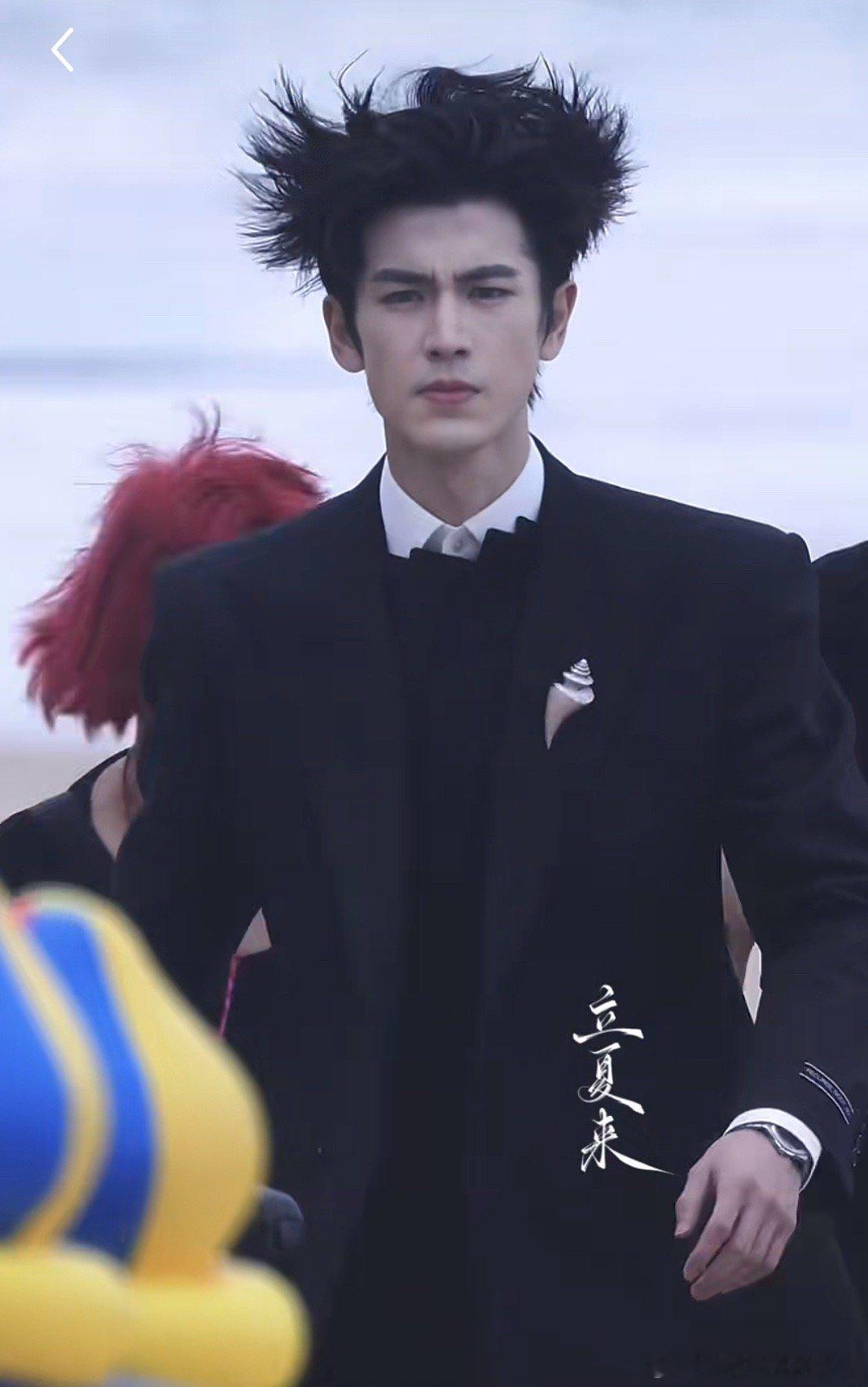 三亚的风给张凌赫吹成炸毛了给张凌赫吹成炸毛了 好搞笑哈哈哈哈哈哈哈 ​​​