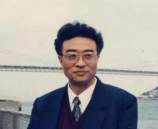 他名叫刘铁骑，是大贪官刘青山的儿子，父亲在1952年被枪毙的时候，刘铁骑才6岁，