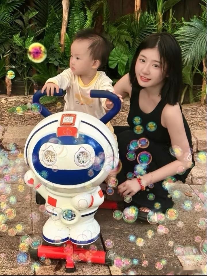 黄一鸣直播中途崩溃大哭经济支柱却无家庭话语权，那种不被尊重的窒息感太懂了。单亲妈