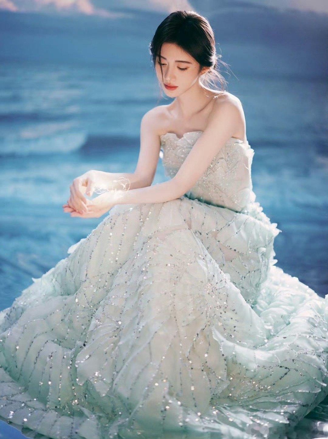 #鞠婧祎叠羽轻扬# 鞠婧祎，美如仙子降世，其气质轻灵飘逸，犹如春天的轻风。其魅力