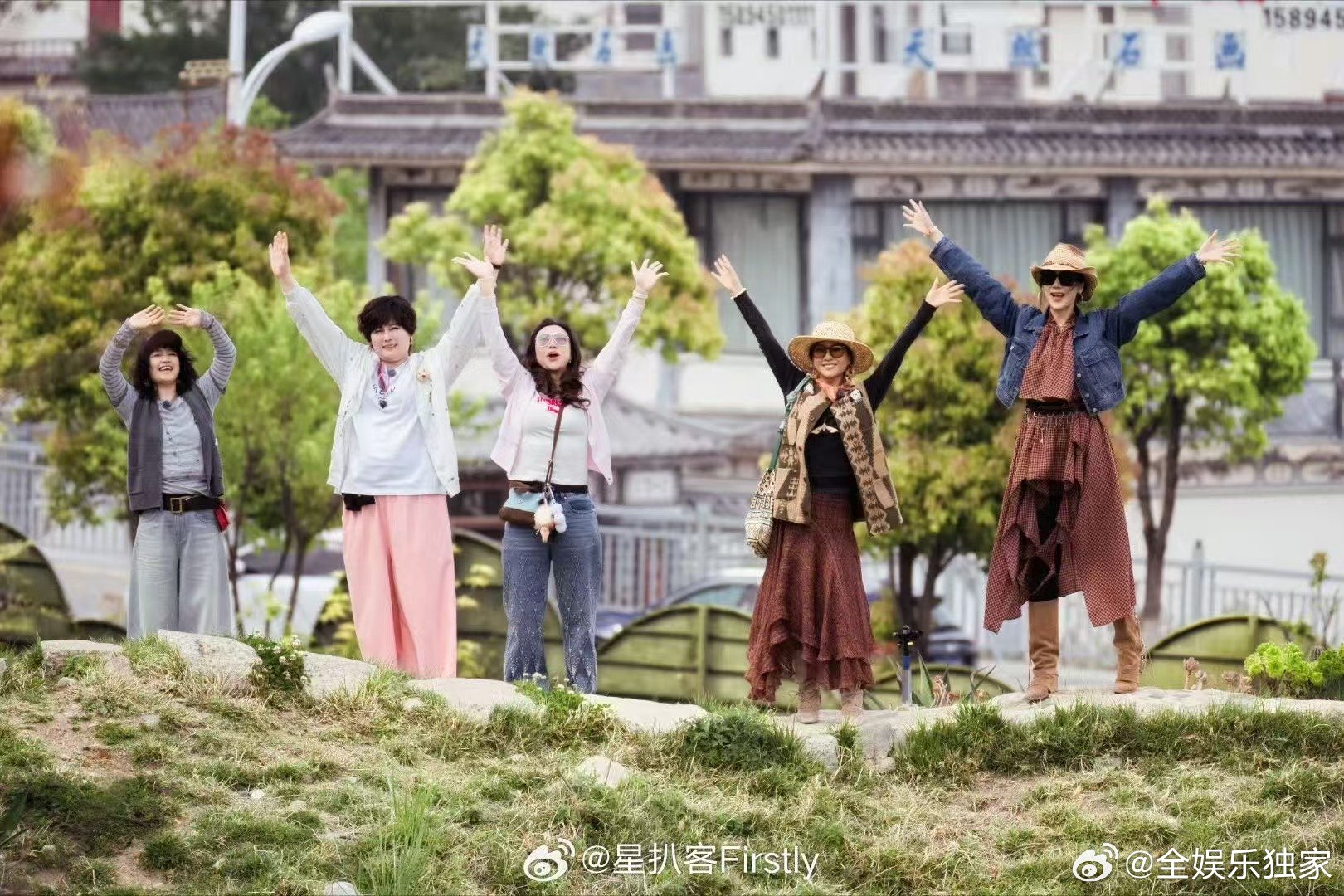 李静出道33年的首张站姐图金白开在大理拍到了内娱40加女团. 难得一见的高质量走