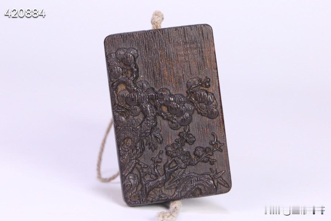 旧藏 老沉香“岁寒三友”松竹梅牌。尺寸5.9*3.9*0.9cm，重15.2g