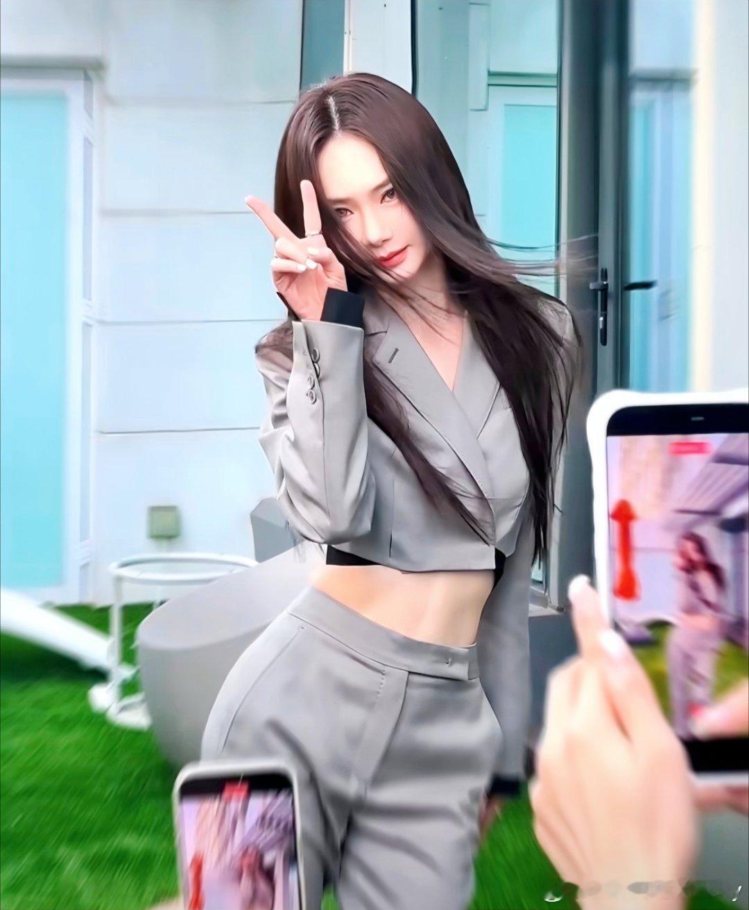 戚薇和西装的适配度堪称满分，刚柔交织的气质太戳人，既有温婉柔美，又藏着满满的女性