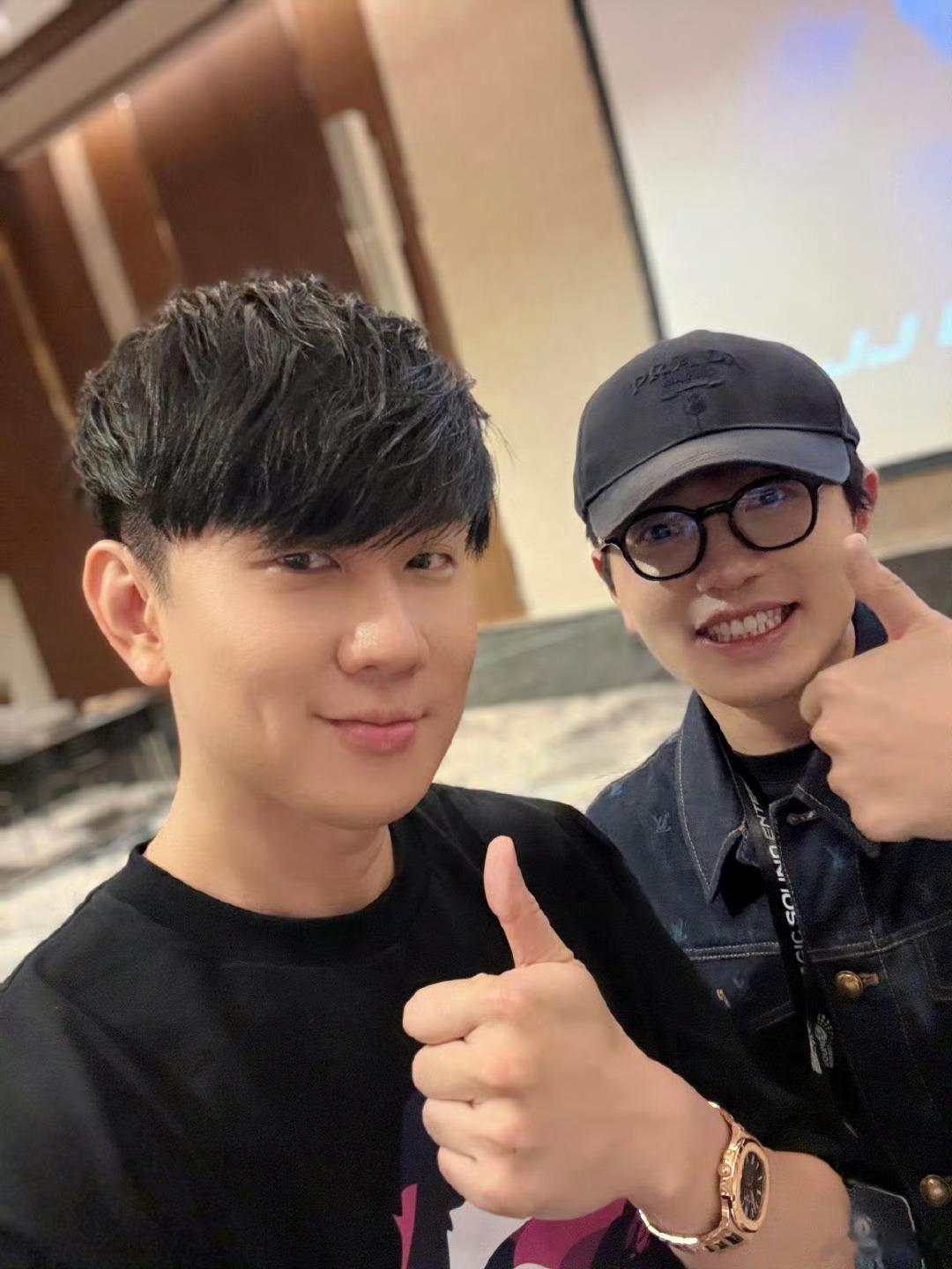 林俊杰演唱会嘉宾宋雨琦林俊杰宋雨琦合唱林俊杰宋雨琦首尔合唱背对背拥抱 颜人中也去