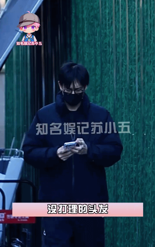 李现私下状态李现素颜状态  3月16日，有自媒体曝光一段李现私下视频，视频中李现