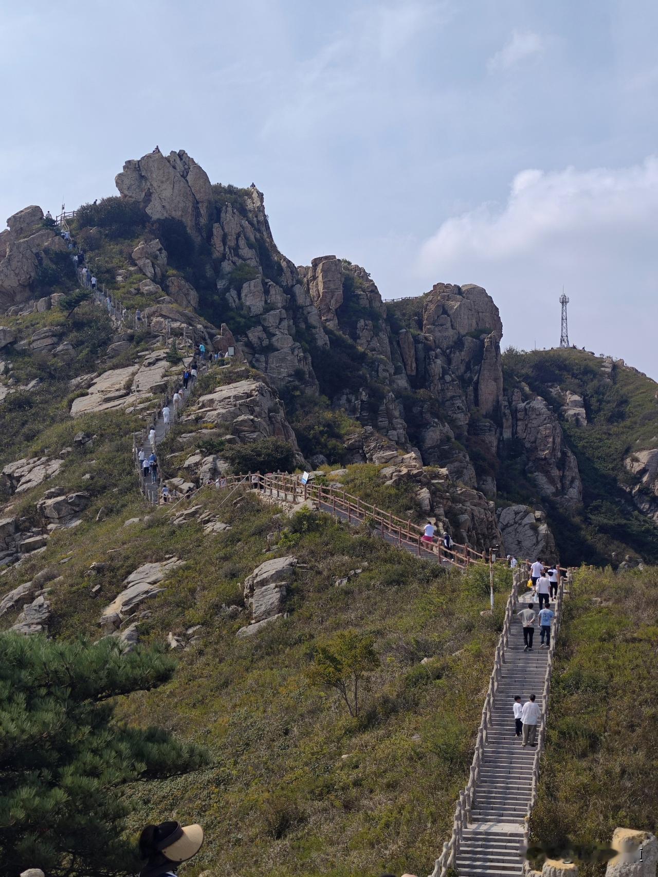 周末爬山，烟台磁山。
导航烟台磁山地质公园，门口有免费停车场。有公交车可达。
门