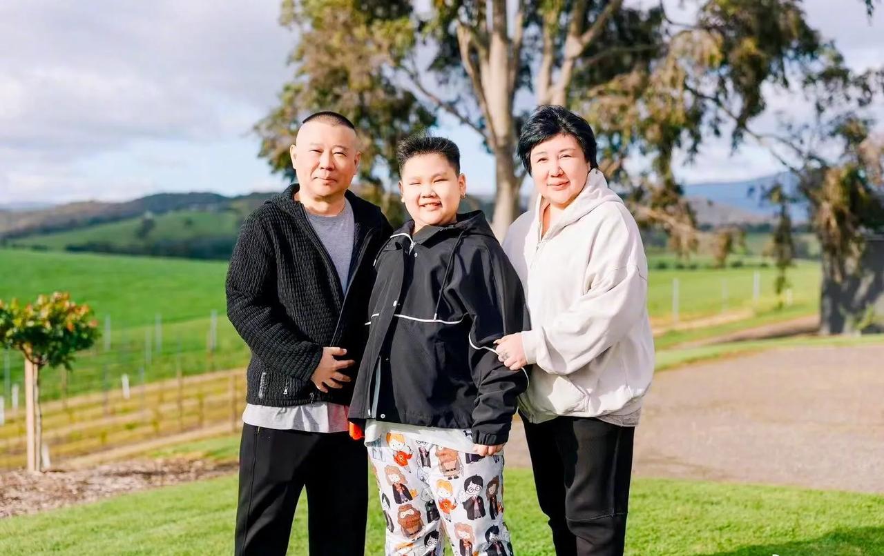 郭德纲全家福曝光！近日，郭德纲携妻子王惠及子女亮相活动现场，一家四口温馨合影引发