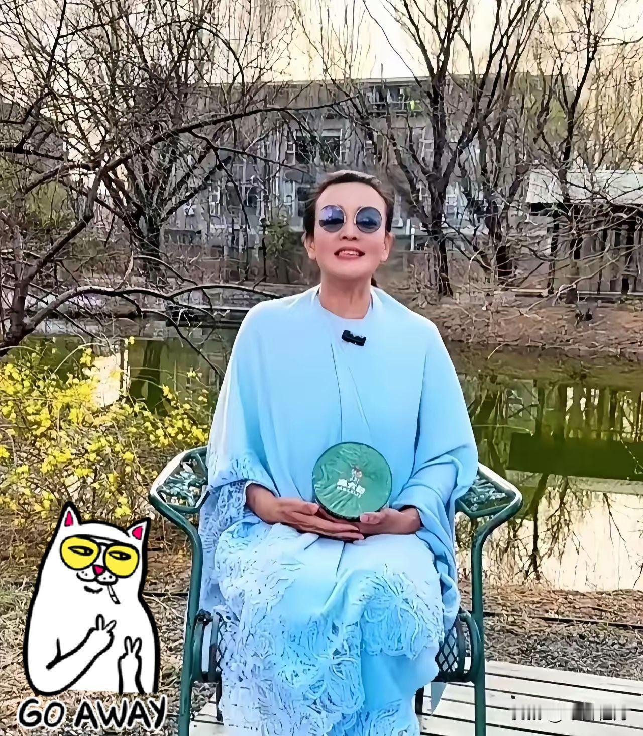 果然，
姜还是老的辣，
马筱梅带着娃，带着妈，带着保姆回北京，一边预热一边发视频