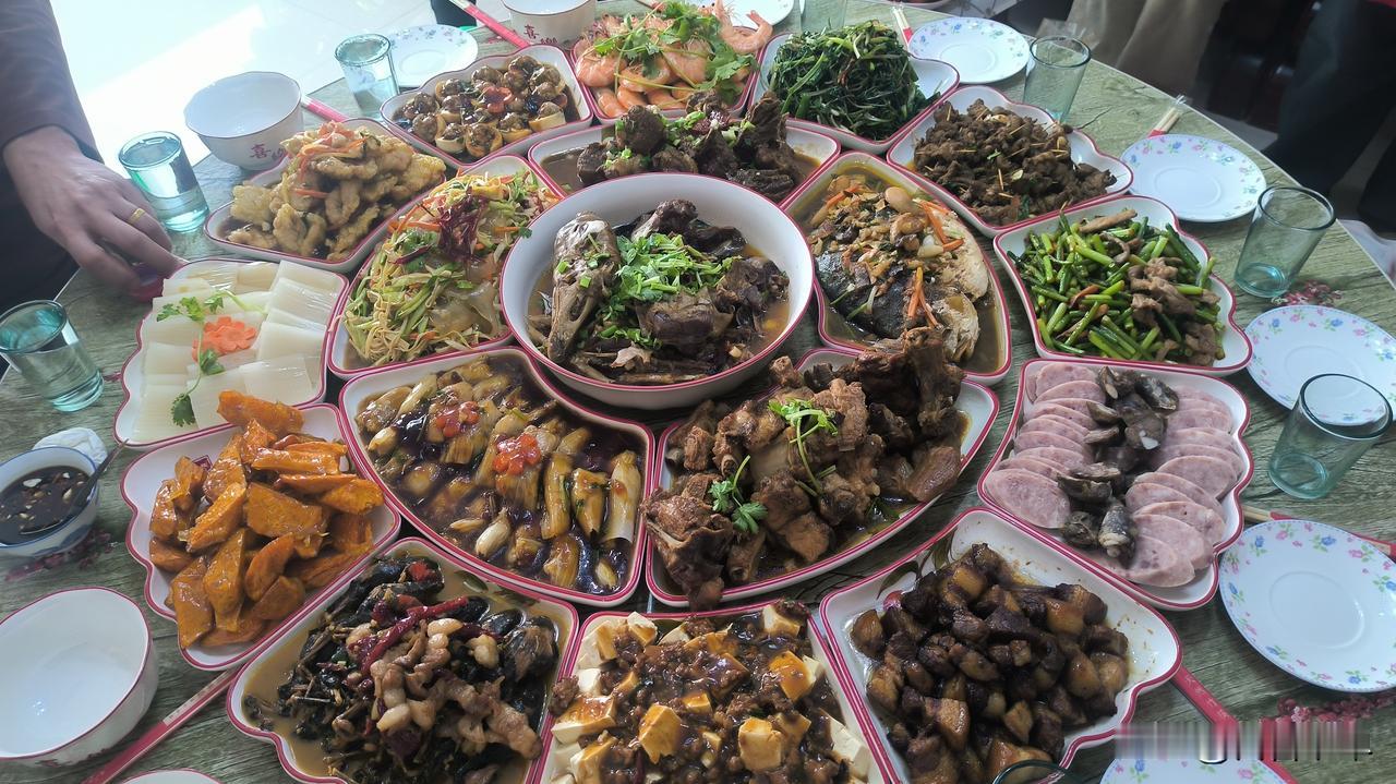 桦甸婚礼行(二）：东北菜寻味记

四天三宿的桦甸婚礼之行，从落地第一口暖到胃里的