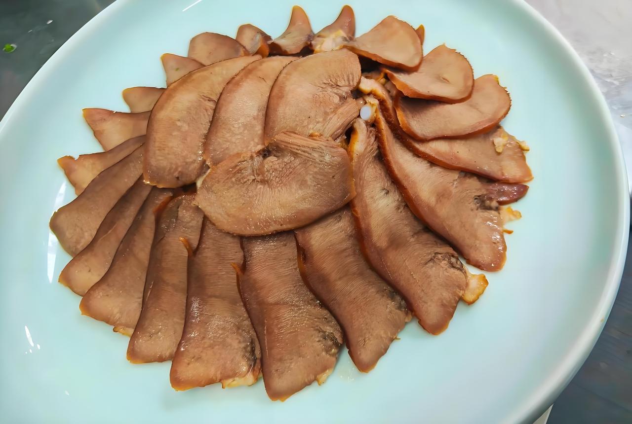 高血压多年的我亲测:卤猪肝咱们高血压患者一定不要吃！
 
我患高血压已经五年多了