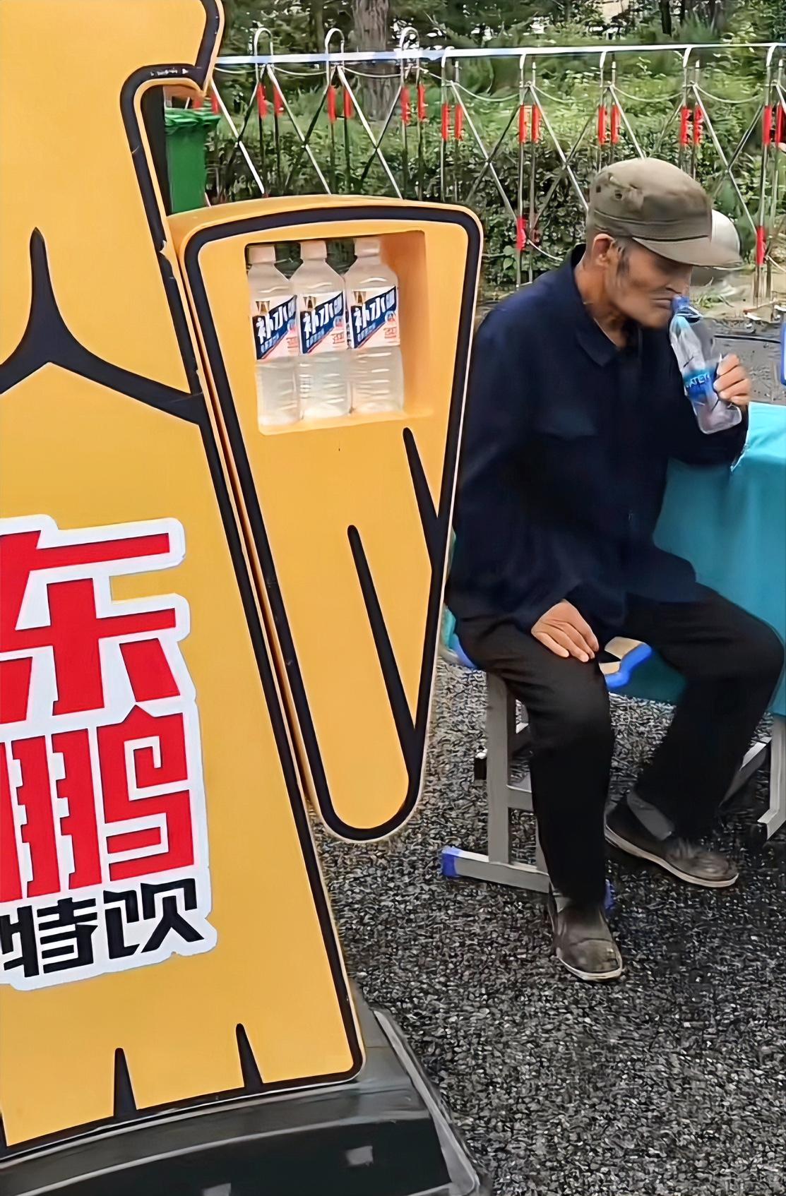 韩红基金会义珍活动本是善举，可现场商家广告铺天盖地，这就有点变味了。6月28日韩