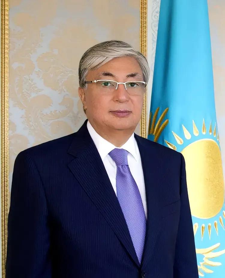 前脚哈萨克斯坦加强啦和英国的军事合作，后脚哈萨克斯坦教育部就宣布，自2025秋季