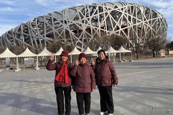 快乐滴一家 幸福滴一家啊......搜狐新闻:【带79岁母亲、一家15口包车进京