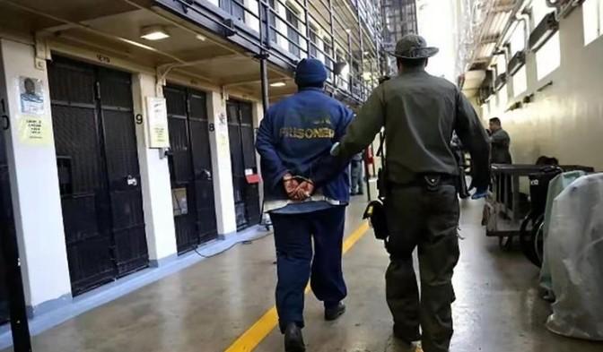 2013年，美国黑老大在狱中服刑期间，13个女狱警都是他的情人，并且还为他诞下5