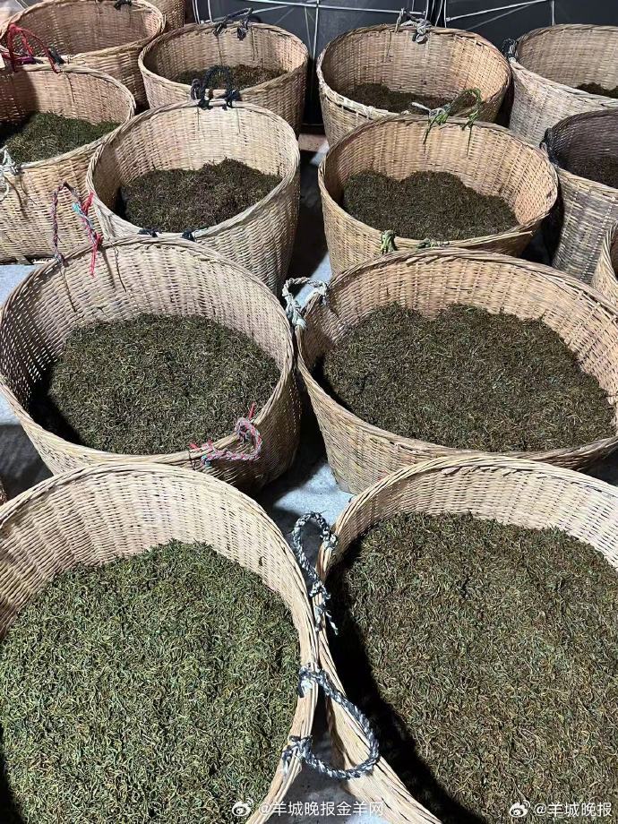 溪边奇茗冠天下，武夷仙人从古栽。武夷山有着独一无二的岩骨花香。在燕子窠和“三茶”