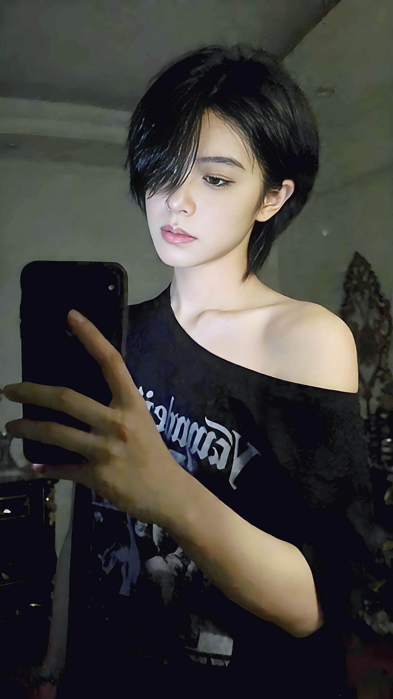 冷感黑短发，斜肩衫随性自拍。