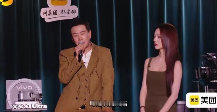 杨坤，非常的尴尬。
《歌手》的舞台，杨坤创造了一个一日游，虽然之前庾澄庆也被残酷