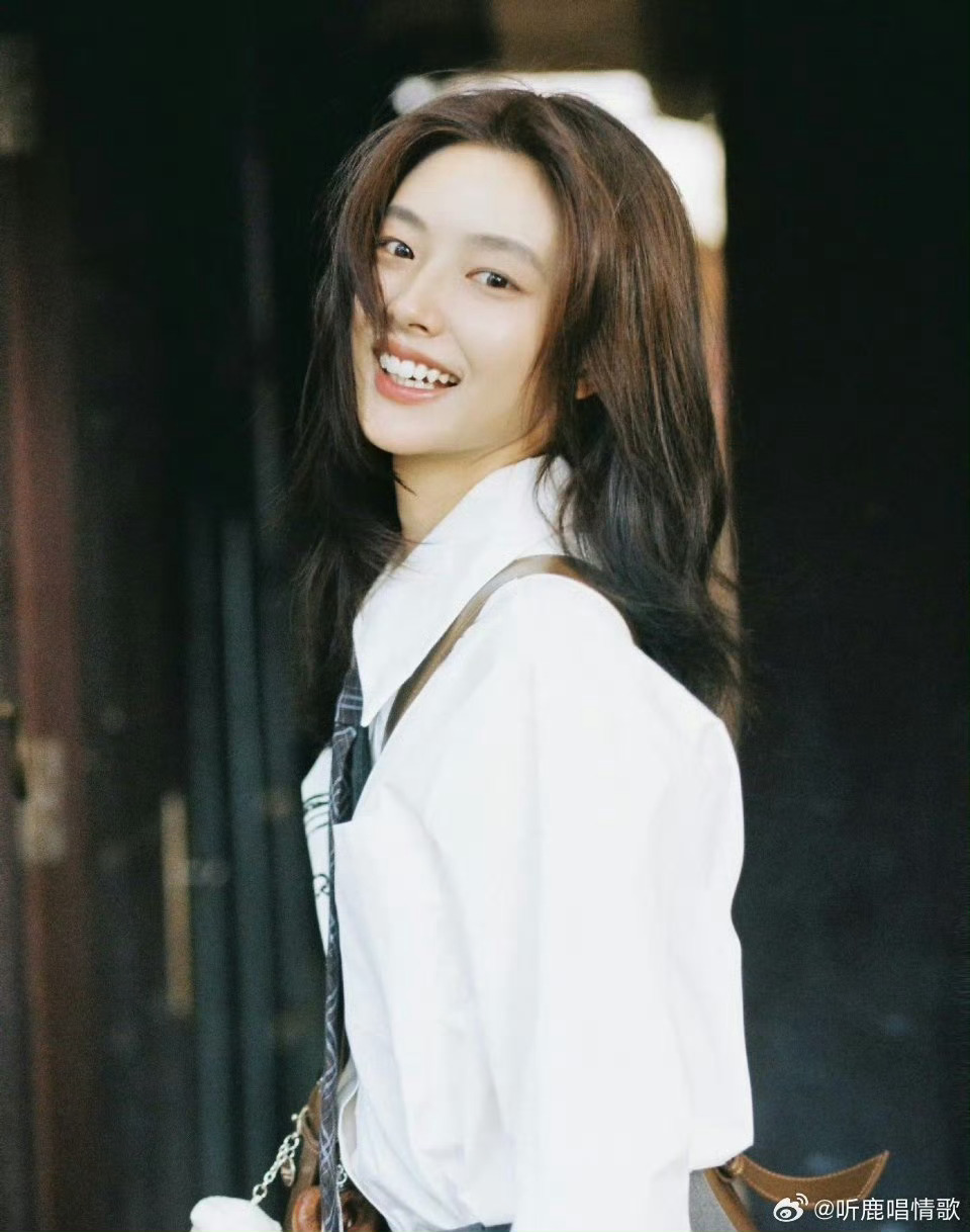 徐若晗四月进组新剧 徐若晗四月行程正式公布，确认即将进组拍摄新剧，期待她带来全新