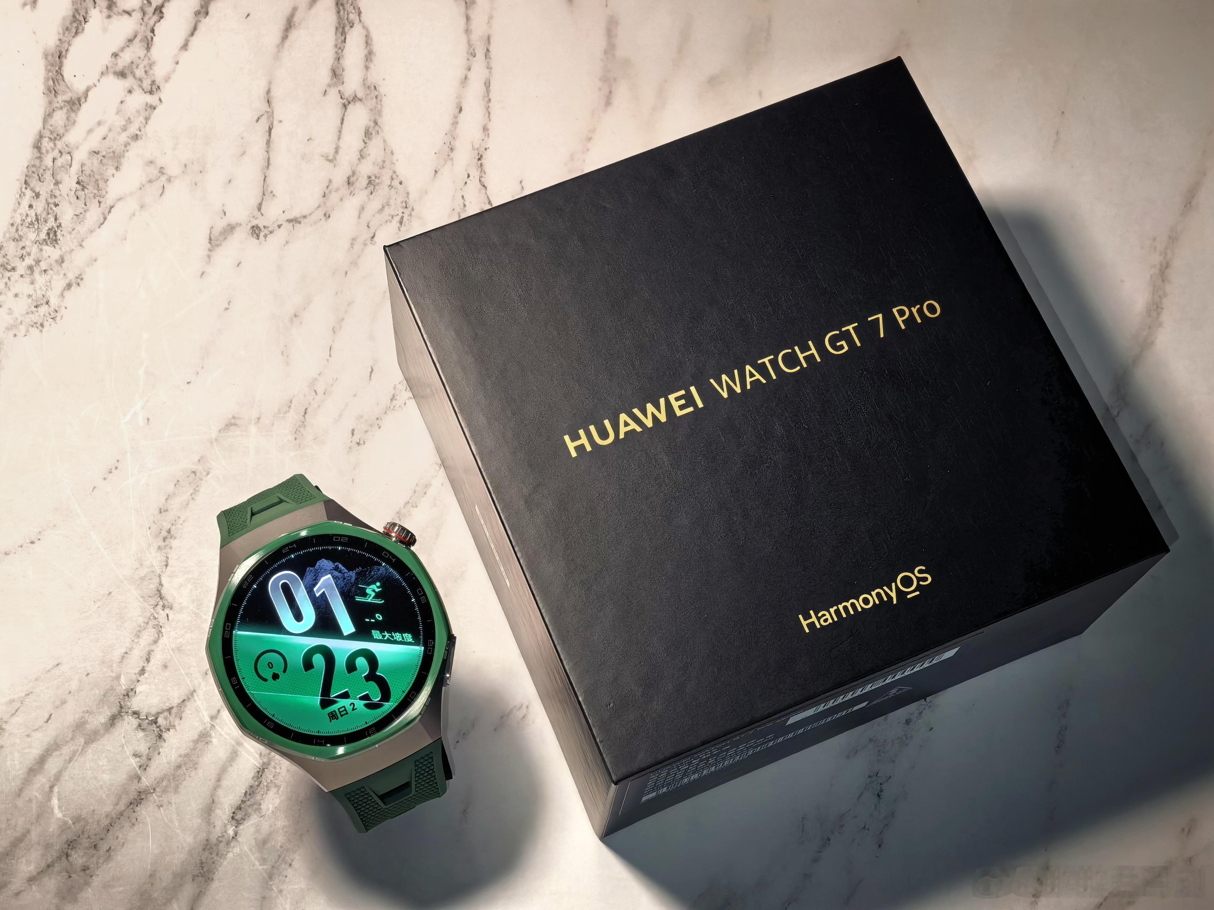 华为Watch GT7 Pro “松霜绿”究竟有多亮眼？钛合金表壳科幻感十足，还