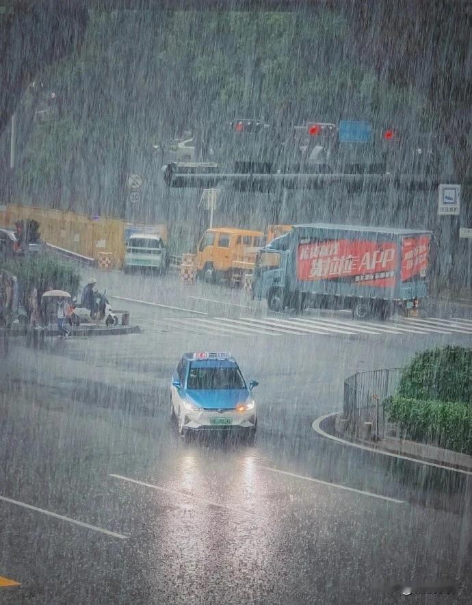 今天深圳的风雨太大了，网传有女性上班路上被狂风吹倒在地，真可怕呀！
以前都是看这