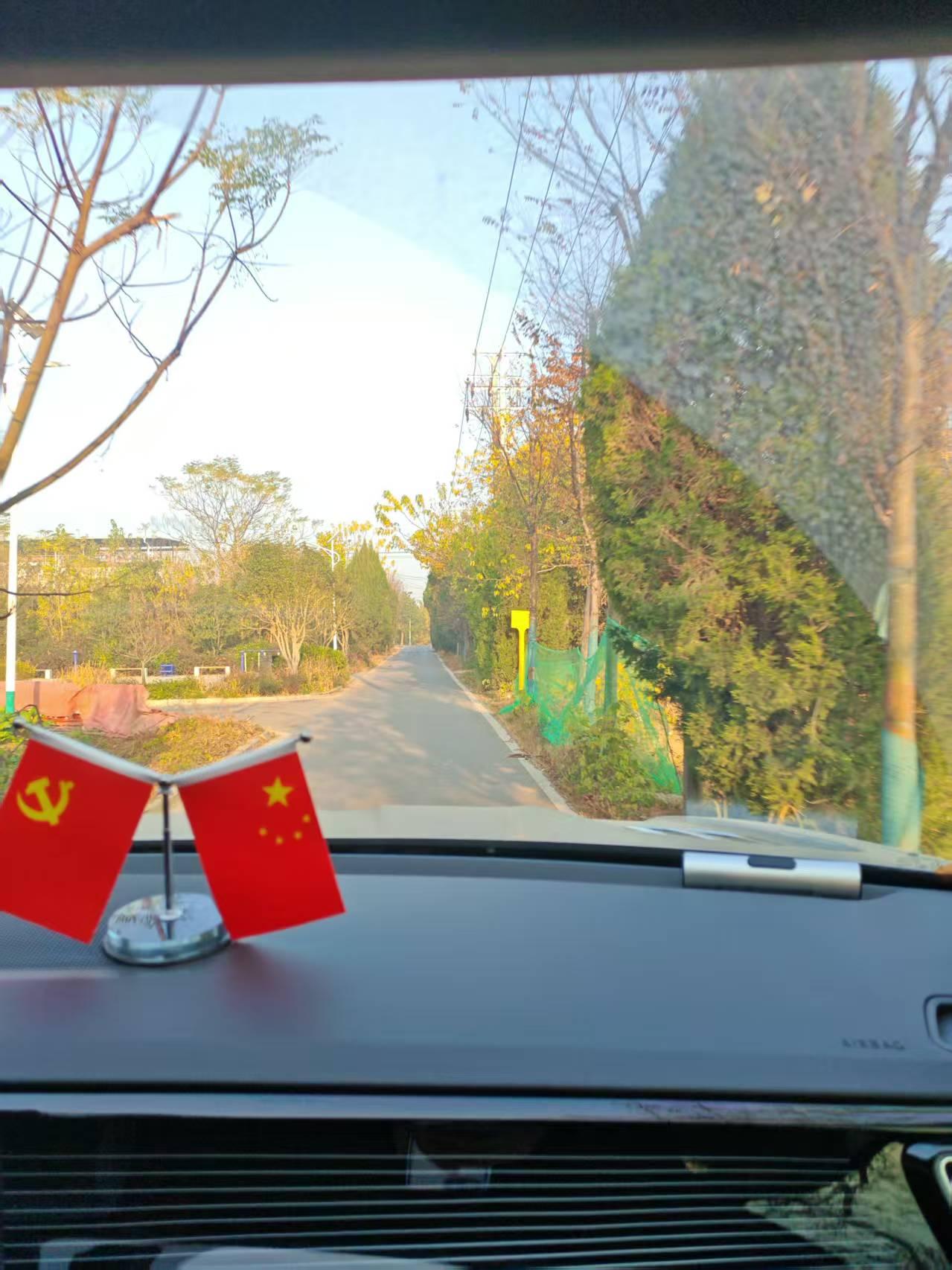 斯是陋室
惟有闲情
生活并非皆为重大丰沛的话题
享受这简单快乐——
为老房子挂上