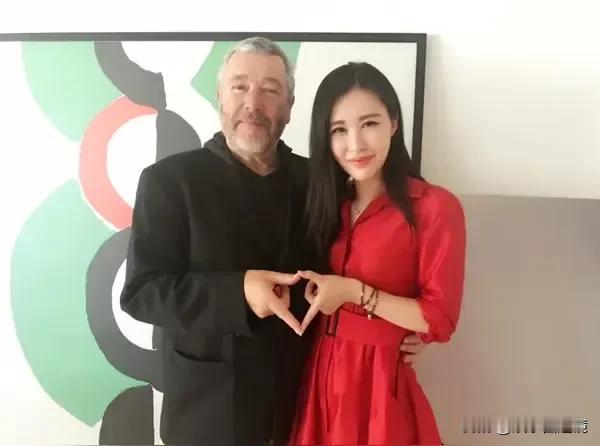 关于王石的娇妻田朴君，不知道大家有没有关注到她的一个特别爱好，就是她很喜欢和一些