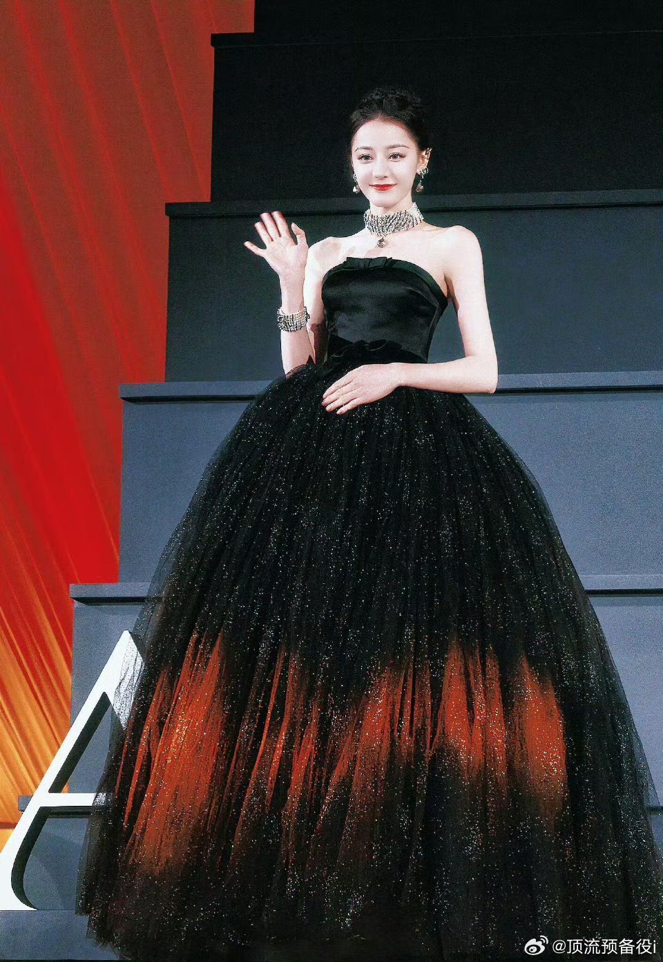 迪丽热巴扛起裙摆就走了上一秒还在美美的欣赏热巴绝美的舞蹈中下一秒舞蹈结束就看到热