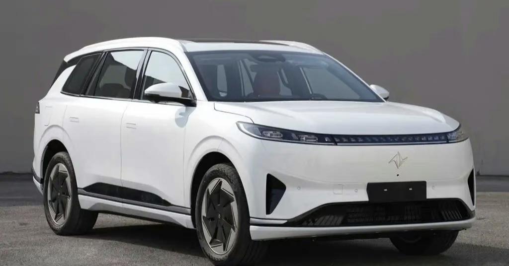 东风奕派eπ008更名为eπS08，并有望在今年第三季度推出。
这款车型定位为中