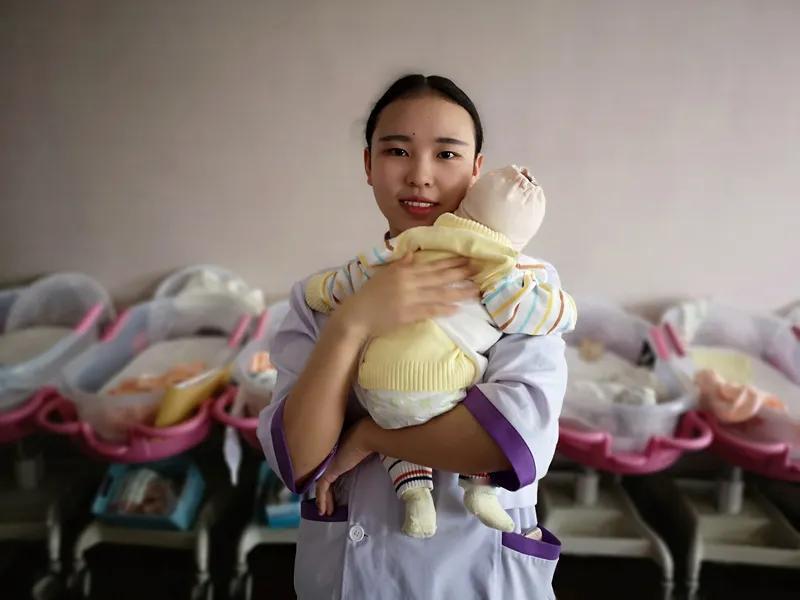 在家带娃也能悄悄变优秀：
少刷短视频，多看看有用的内容；
少抱怨生活，多提升自己