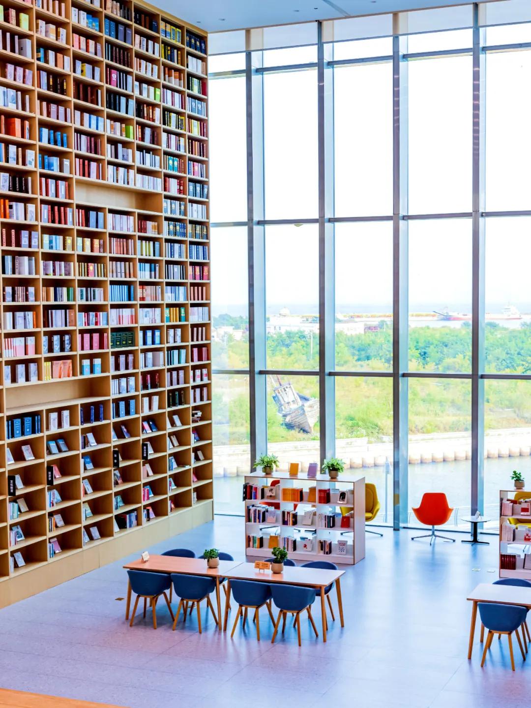 【阅读让人拥有方向感；文字不欺，能救命，能让生命境界越来越开阔】
       