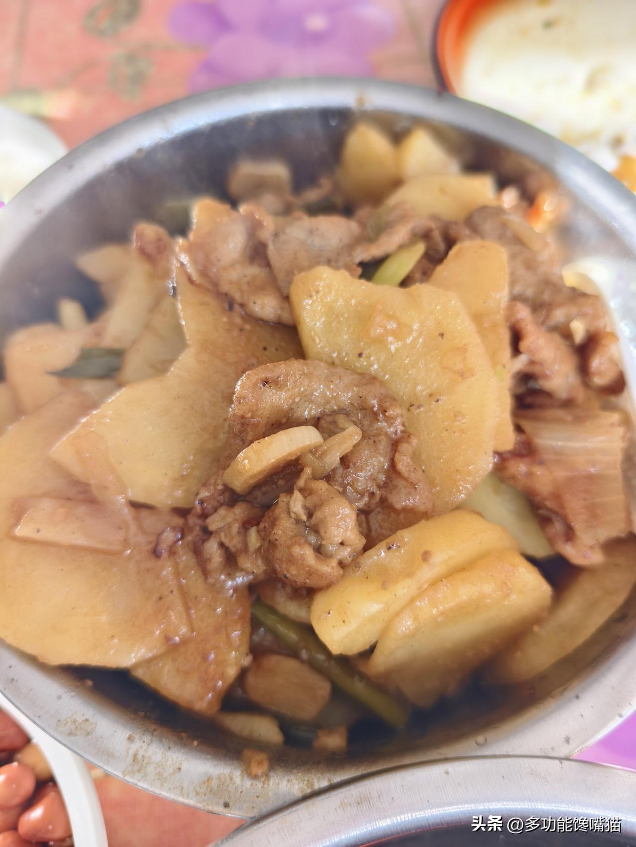 秋日生活打卡季 娘家的午餐依旧是那么丰盛美味，肉炒土豆片，俩米捞饭，一大堆小配菜