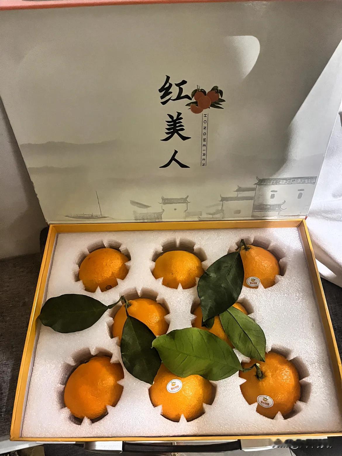现在的水果包装也太卷了，八个橘子装在一个硬纸箱里，提手质感十足，里面的泡沫隔板也