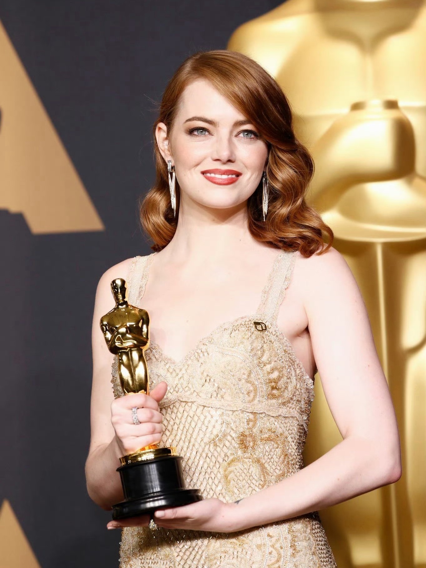 今天是二封奥斯卡影后艾玛·斯通37岁生日[蛋糕]接一下石头姐的事业运！🙏🙏佳