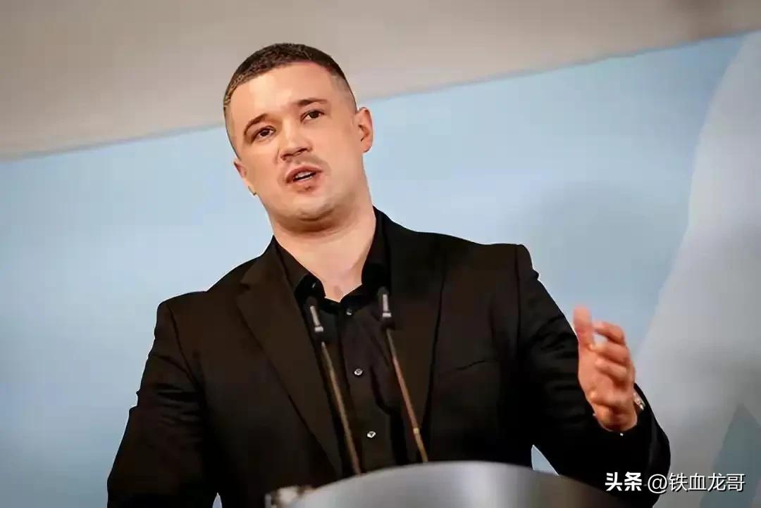 费多罗还在不罢不休，非要坚持要求泽连斯基总统恢复他的国防部长职务不可，他的支持者